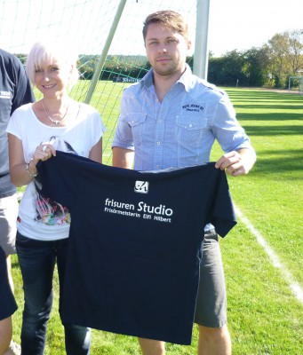 Frisörmeisterin Elfi Hilbert sponsert Aufwärm-T-Shirts